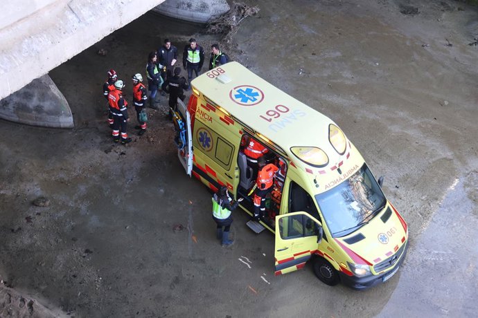 Una ambulancia bajo el puente del torrente de Sa Riera donde ha sido hallado un hombre herido de 40 años, a 7 de febrero de 2024, en Palma de Mallorca, Mallorca, Baleares (España). 