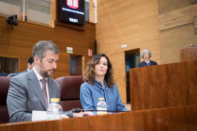 El consejero de Presidencia, Justicia y Administración Local, Miguel Ángel García y la presidenta de la Comunidad de Madrid, Isabel Díaz Ayuso, durante un pleno de la Asamblea de Madrid, a 22 de febrero de 2024, en Madrid (España). Las protestas del mundo