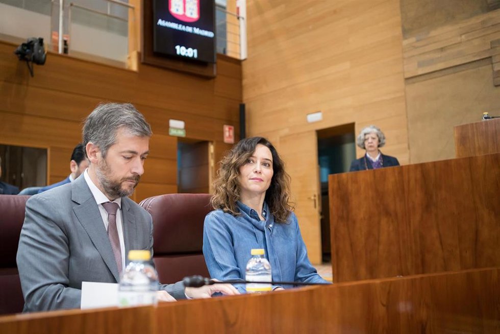 El consejero de Presidencia, Justicia y Administración Local, Miguel Ángel García y la presidenta de la Comunidad de Madrid, Isabel Díaz Ayuso, durante un pleno de la Asamblea de Madrid, a 22 de febrero de 2024, en Madrid (España). Las protestas del mun