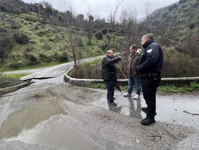 Daños por la rotura del puente sobre el río Maitena