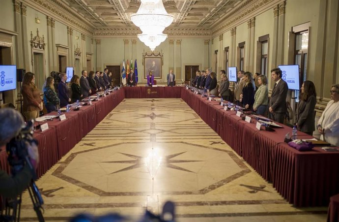 El Pleno del Ayuntamiento de Huelva ha guardado un minuto de silencio por las víctimas del incendio de Valencia y por la muerte de la socialista Elena Ruiz.