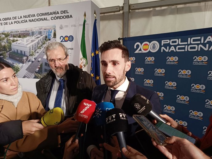 El secretario de Estado de Seguridad, Rafael Pérez, atiende a los periodistas en Córdoba.