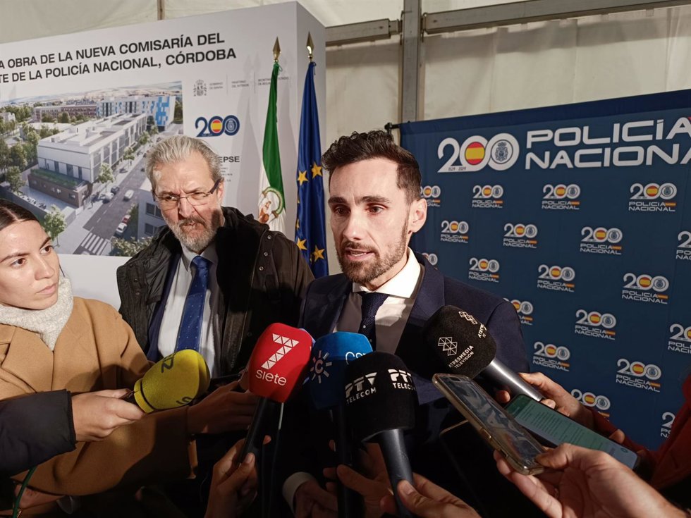 El secretario de Estado de Seguridad, Rafael Pérez, atiende a los periodistas en Córdoba.
