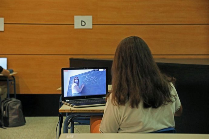Archivo - Una alumna atiende desde su ordenador a una clase semipresencial de Matemáticas 