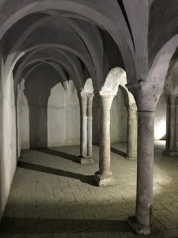 Archivo - Baños judíos pasillo de columnas