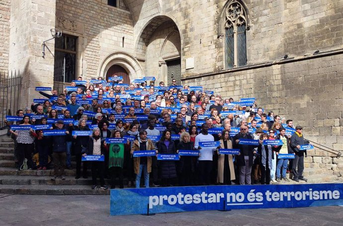 Más de 150 entidades y personalidades catalanas piden retirar la acusación de terrorismo al Tsunami
