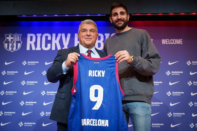 El presidente del FC Barcelona, Joan Laporta, junto a Ricky Rubio en la presentación del nuevo jugador del equipo de baloncesto