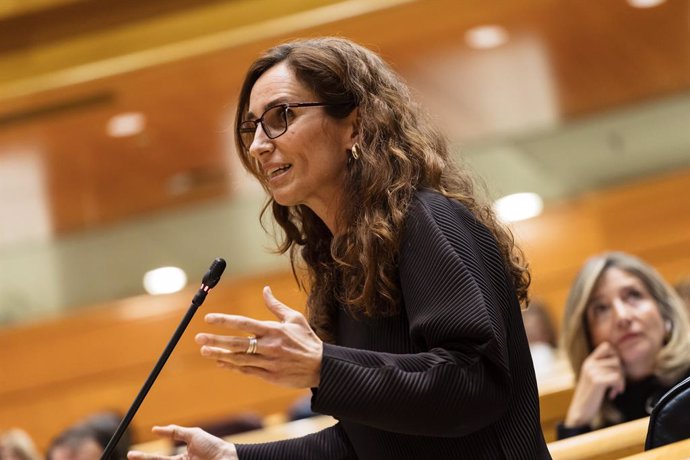 La ministra de Sanidad, Mónica García, interviene durante una sesión plenaria en el Senado, a 20 de febrero de 2024, en Madrid (España). Durante el pleno se han abordado cuestiones como las muertes de los agentes en Barbate, además de las medidas prevista