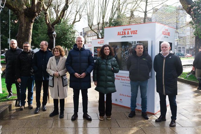 El presidente de la Xunta en funciones, Alfonso Rueda, la alcaldesa de Santiago, Goretti Sanmartín, y el director de 'La Voz de Galicia', Xosé Luís Vilela, entre otros, en la inauguración de la exposición 'Compostela, un ano de Voz'.