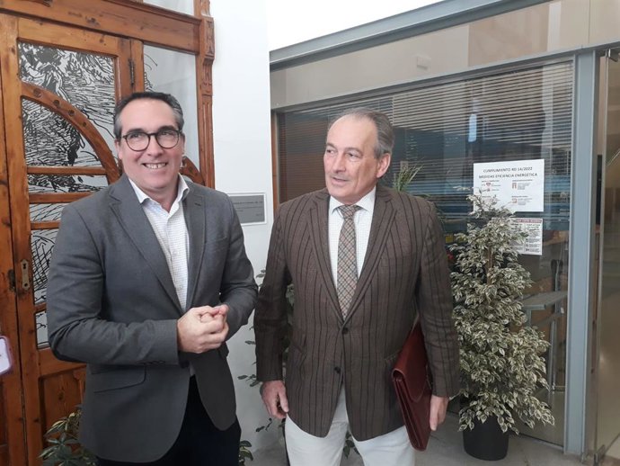 El conseller de Agricultura, José Luis Aguirre, junto a Rubén Ibáñez