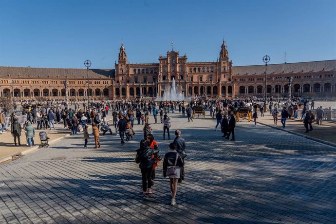 Archivo - Personas paseando por la plaza de España