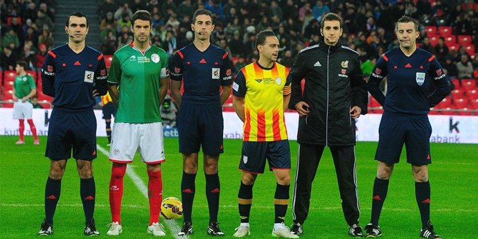 Archivo - Partido de fútbol entre las selecciones de Euskadi y Catalunya.