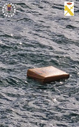 La Policía Local encuentra un fardo con 30 kilos de hachís flotando frente a la costa de Melilla