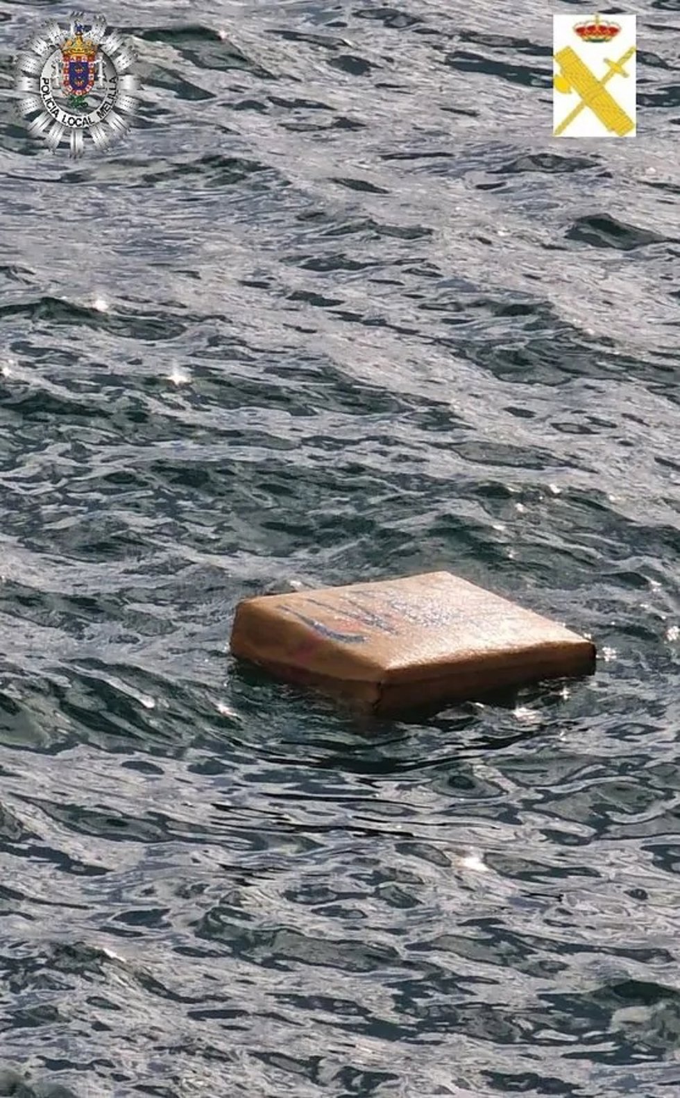 La Policía Local encuentra un fardo con 30 kilos de hachís flotando frente a la costa de Melilla
