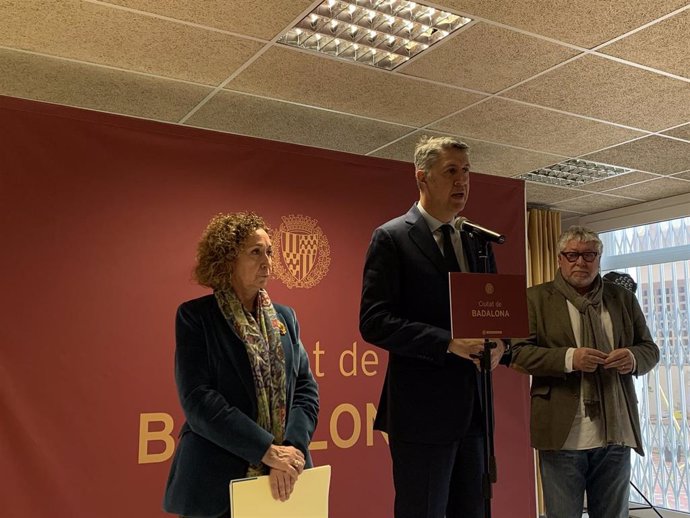 La consellera de Territori, Ester Capella, El alcalde de Badalona, Xavier Garcia Albiol, y el vicepresidente ejecutivo del AMB, Antonio Balmón, este lunes en una rueda de prensa en Badalona (Barcelona).