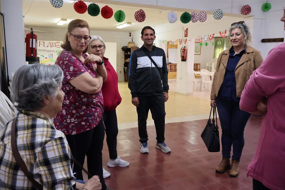 La delegada de Servicios Sociales, Rocío Bastida, ha comprobado la satisfacción de los usuarios por los nuevos talleres de risoterapia y bailoterapia por su beneficios sobre la salud física y emocional.