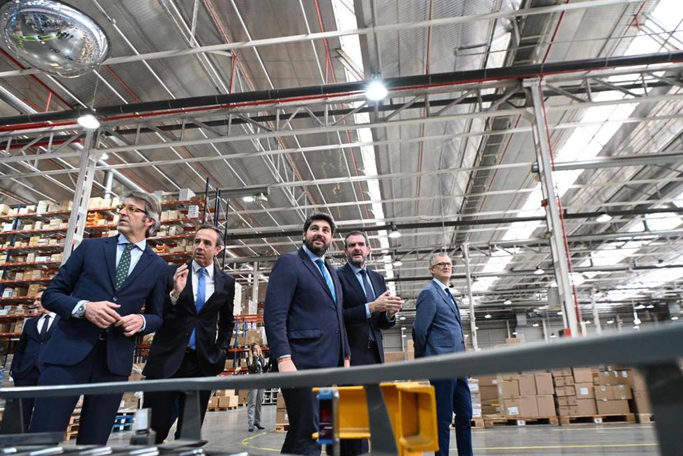 El presidente del Gobierno regional, Fernando López Miras, visita en Santomera las instalaciones de la Hermandad Farmacéutica del Mediterráneo (Hefame)