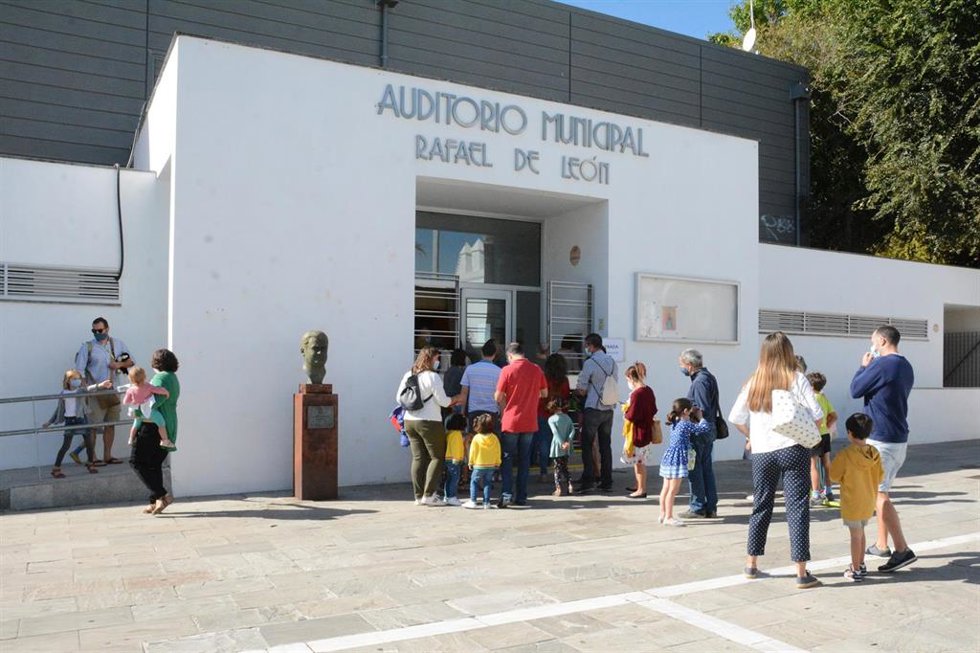 Archivo - Auditorio Municipal Rafael de León de Tomares. Imagen de archivo.