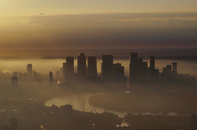 Archivo - 15 September 2023, United Kingdom, London: A view of the London skyline and Canary Wharf during sunrise from Horizon 22, London's highest free viewing platform. Photo: Yui Mok/PA Wire/dpa