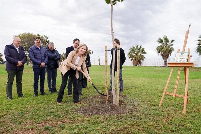 UNIgreen cumple su primer aniversario plantando un árbol como símbolo de su perdurabilidad