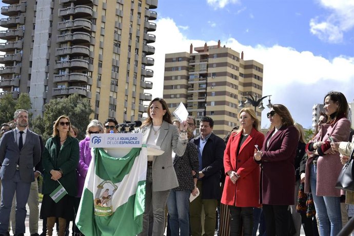 La presidenta del PP de Málaga, Patricia Navarro, participa junto a la vicepresidenta primera del Parlamento andaluz, Ana Mestre, y las consejeras Carolina España y Carmen Crespo en un acto por el Día de Andalucía.