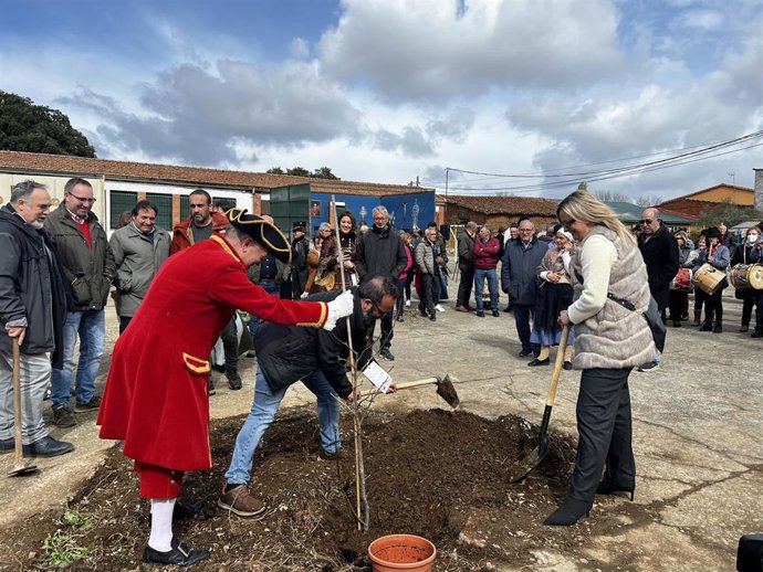 El presidente de la Diputación de Cáceres, Miguel Ángel Morales, participa en la Fiesta del Árbol de Villanueva de la Sierra