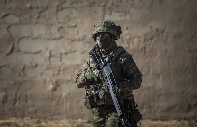 Archivo - Un soldado de la Legión participa en una maniobra de simulación de fusiles en un recinto ambientado en un "poblado afgano" en las inmediaciones del recinto del Campamento de Ronda, Málaga, Andalucía, (España), a 7 de octubre de 2020.