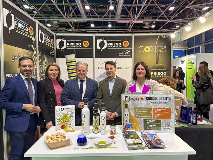 El presidente de la Diputación de Córdoba, Salvador Fuentes (centro), en la World Olive Oil.