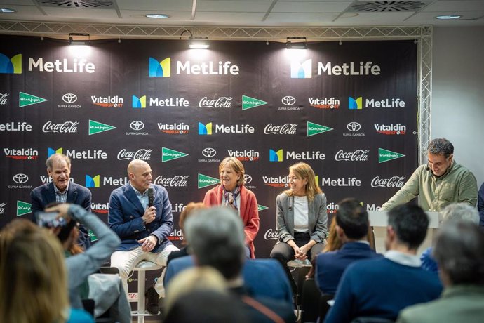 El exatleta Abel Antón; Oscar Herencia, vicepresidente para el Sur de Europa y director general de MetLife en Iberia, y SAS Nora de Liechtenstein, entre otros, en la presentación de la novena edición de la 15K MetLife Educación Activa.