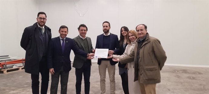 El subdelegado del Gobierno andaluz del Campo de Gibraltar, Javier Rodríguez Ros, entrega las ayudas al sobrecoste energético a dos empresas con sede en el Puerto de Algeciras.