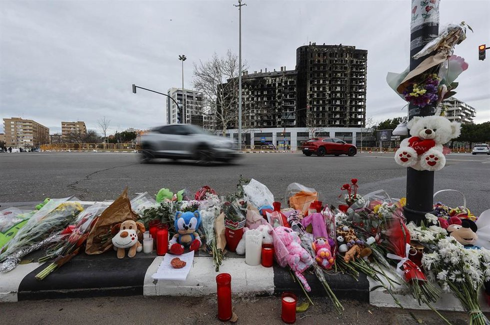 Flores en las inmediaciones del edificio quemado, a 26 de febrero de 2024.
