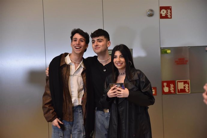 Archivo - (I-D) Los cantantes Álvaro Mayo, Juanjo Bona y Naiara durante la firma de discos de la edición Operación Triunfo 2023, en el Palacio de Congresos, a 27 de enero de 2024, en Zaragoza.