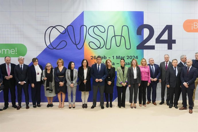 Foto de familia de los asistentes a la inauguración de Cevisama, en el Foro Centro de Feria Valencia, a 26 de febrero de 2024, en Valencia, Comunidad Valenciana (España). 