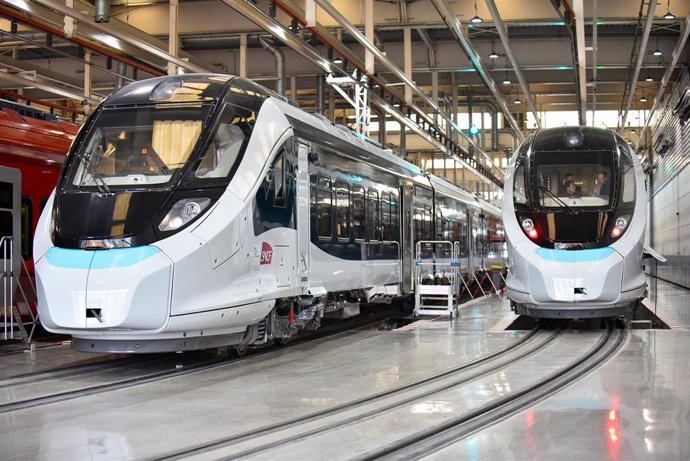 Algunos de los nuevos trenes de ancho métrico de Renfe, en CAF, a 26 de febrero de 2024, en Beasain, Gipuzkoa, País Vasco (España). L 