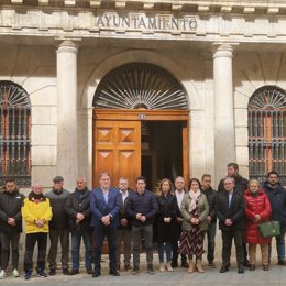 Minuto de silencio en Teruel por los fallecidos y afectados en el incendio de Valencia.