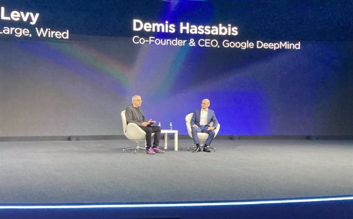 El ceo de Google DeepMind, Demis Hassanis (d), junto al editor de Wired Steven Levy.