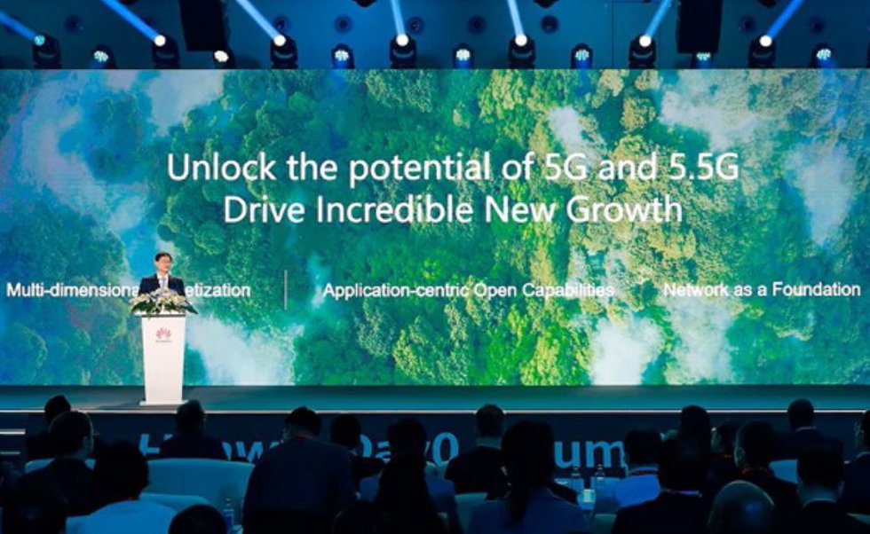 Archivo - El presidente de Ventas y Servicios TIC de Huawei, Li Peng, durante su intervención en el Mobile World Congress 2024