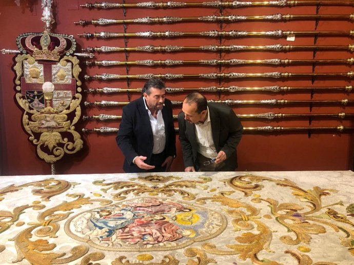 La Junta presenta la restauración del palio de la Virgen de la Victoria de la Hermandad de la Santa Cena