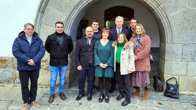 Concejal y representantes del PAR en Biescas.