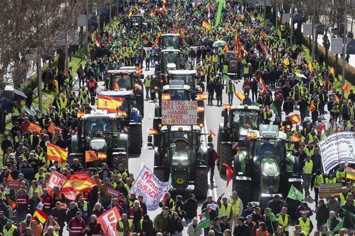 La manifestación de agricultores y tractores en el Paseo de la Castellana, continúa su marcha hacia la Oficina de la Comisión Europea en Madrid, 26 de febrero de 2024, en Madrid (España). Un centenar de tractores y miles de agricultores, convocados por 