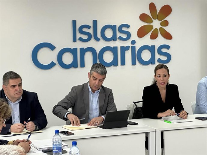 El consejero canario de Agricultura, Narvay Quintero, junto a su homogénea en Turismo, Jéssica de León, en un encuentro con sindicatos y empresarios del sector del campo