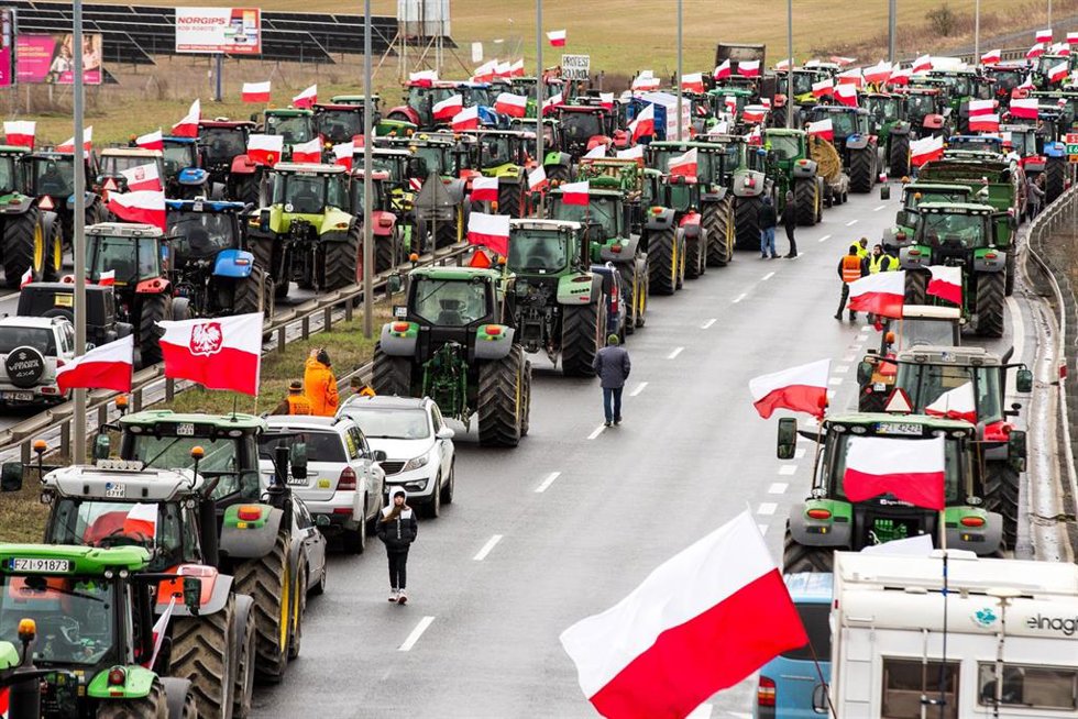 Agricultores polacos bloquean una carretera durante las protestas contra la política agraria europea.