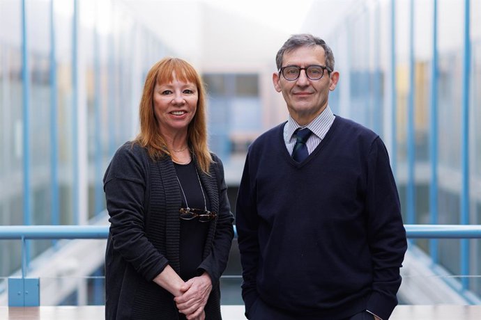 Teodoro Hernández de Frutos y Esther Casares García, profesores de la UPNA, autores de un artículo que concluye que España es un país marcadamente resiliente desde un punto de vista social.