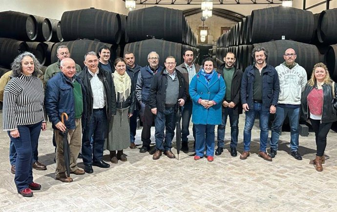 Enrique Santiado (3 izda.), con responsables de CCOO, IU y de la Cooperativa La Unión de Montilla, en su bodega.