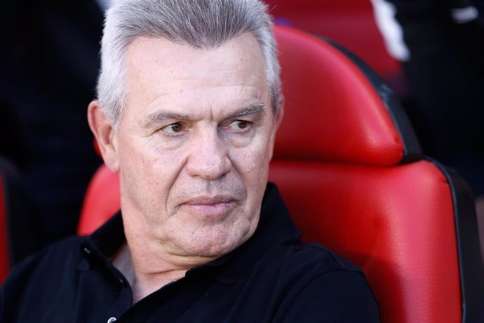 Archivo - El entrenador del RCD Mallorca, Javier Aguirre, ante el Rayo Vallecano en Vallecas en LaLiga EA Sports 2023-2024. 