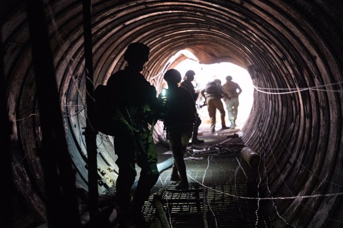 Archivo - Militares del Ejército de Israel en un túnel supuestamente usado por el Movimiento de Resistencia Islámica (Hamás) en la Franja de Gaza (archivo)