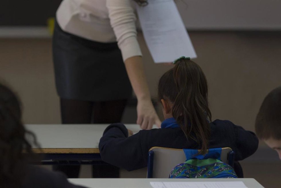 Archivo - Una profesora con una alumna