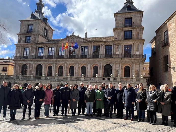 La delegada del Gobierno en C-LM, Milagros Tolón, participa en el minuto de silencio en Toledo.