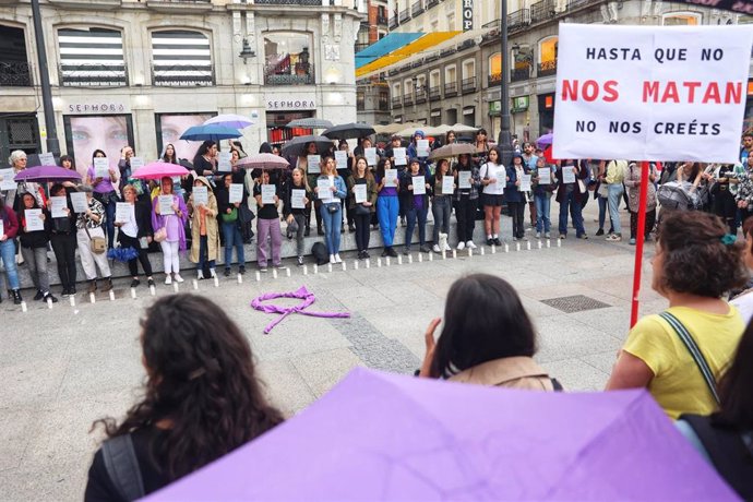 Archivo - Cientos de personas durante una concentración por los 40 feminicidios en 2023 en la Puerta del Sol, a 2 de junio de 2023, en Madrid (España).