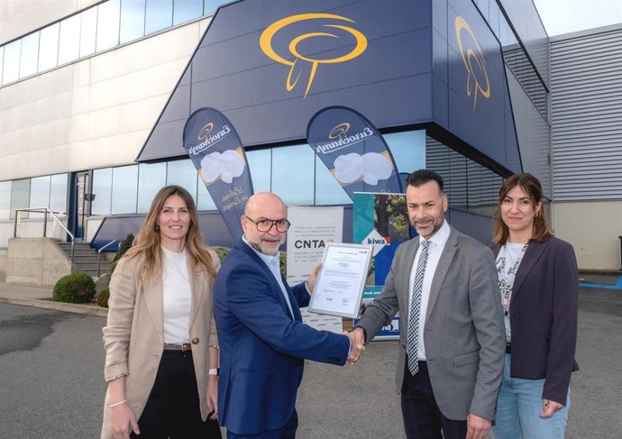 Santiago Salinas (izquierda), director general de Eurochamp, recibe el certificado de manos del representante de Kiwa España, Alberto Gómez